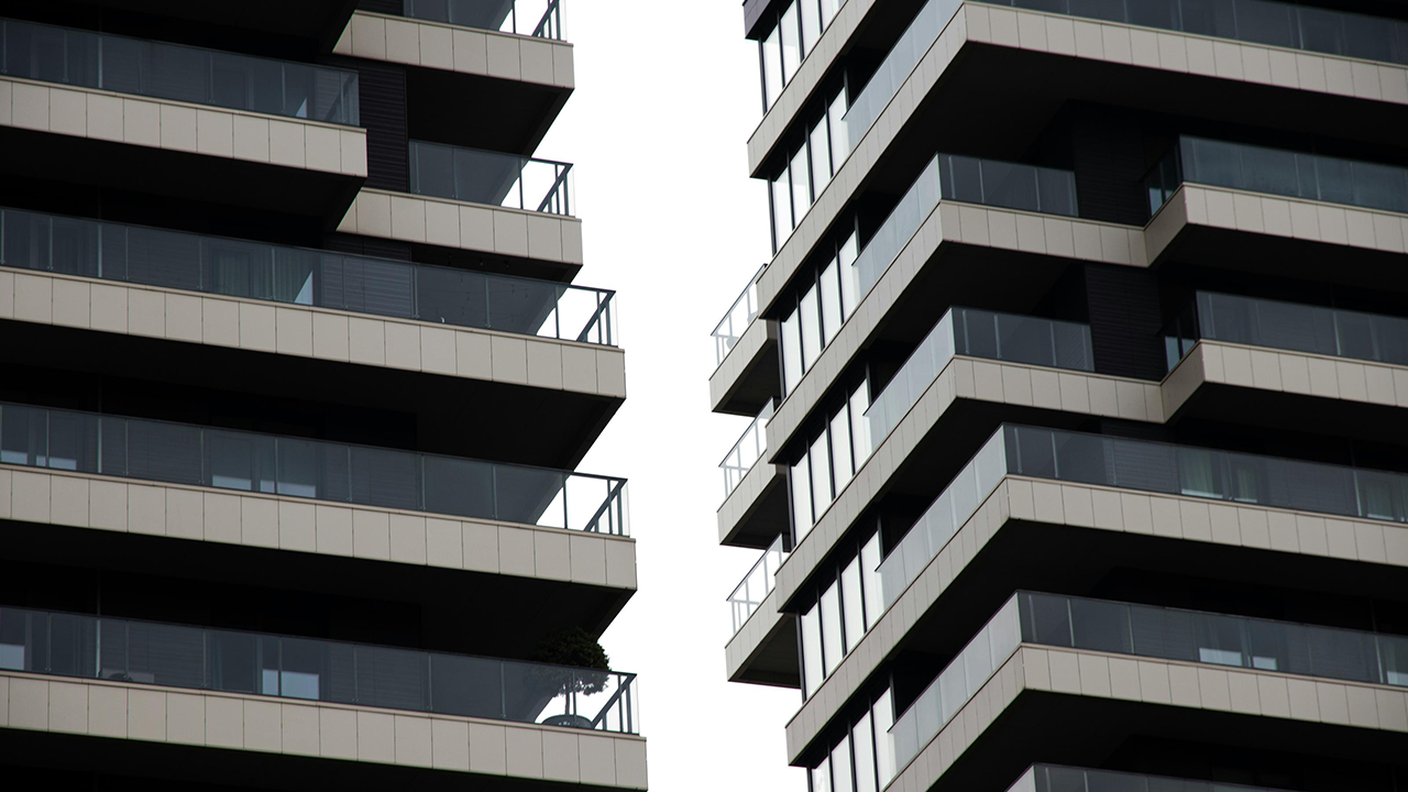 An exterior image of condos located in Oakville which are often situated in the best neighbourhoods in Oakville for first-time buyers.